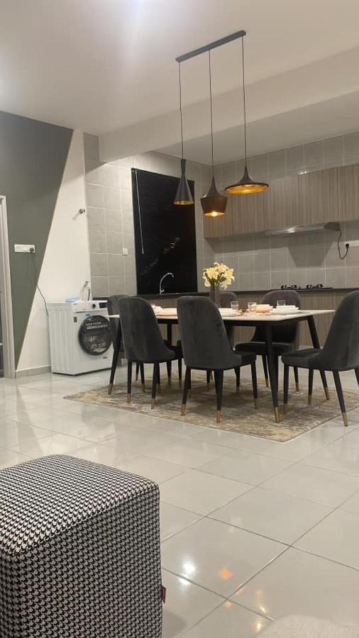 D'Rinie Sky Homestay Kajang Exterior foto